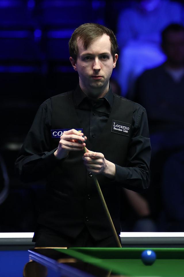 白宇打高尔夫球被偶遇 挥杆动作干净利落身材比例超好